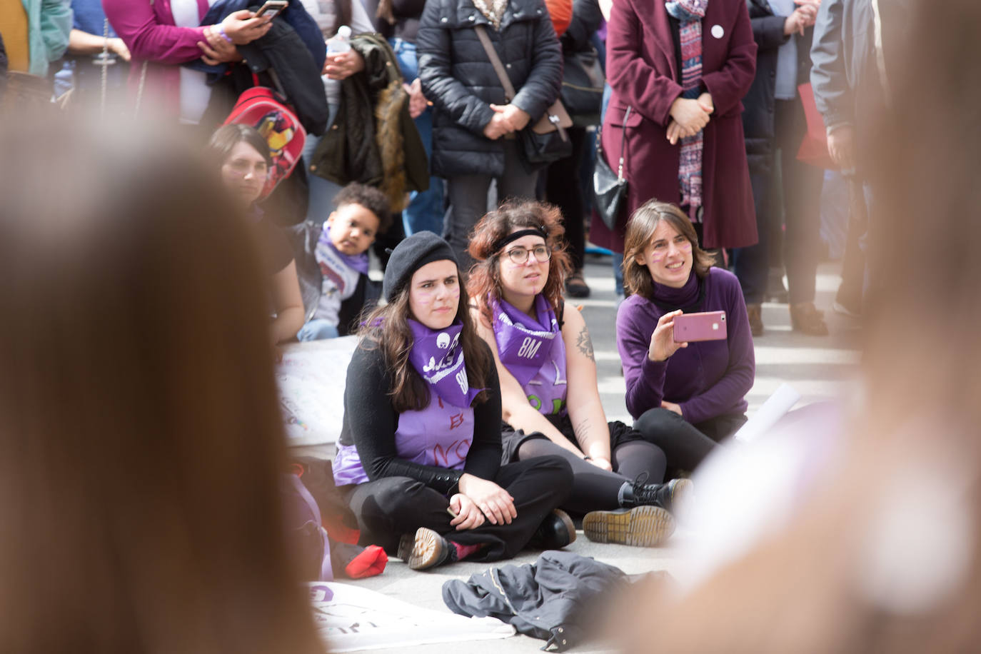 Cientos de personas han salido a las calles de Avilés este 8M para reivindicar la igualdad de derechos entre hombres y mujeres. Castrillón también ha celebrado una concentración feminista este domingo para conmemorar el Día Internacional de la Mujer. 