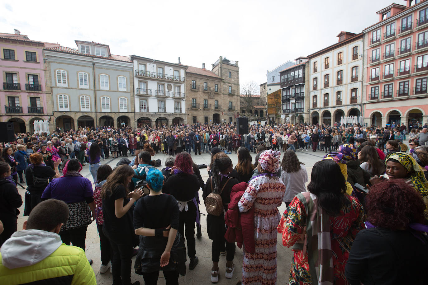 Cientos de personas han salido a las calles de Avilés este 8M para reivindicar la igualdad de derechos entre hombres y mujeres. Castrillón también ha celebrado una concentración feminista este domingo para conmemorar el Día Internacional de la Mujer. 