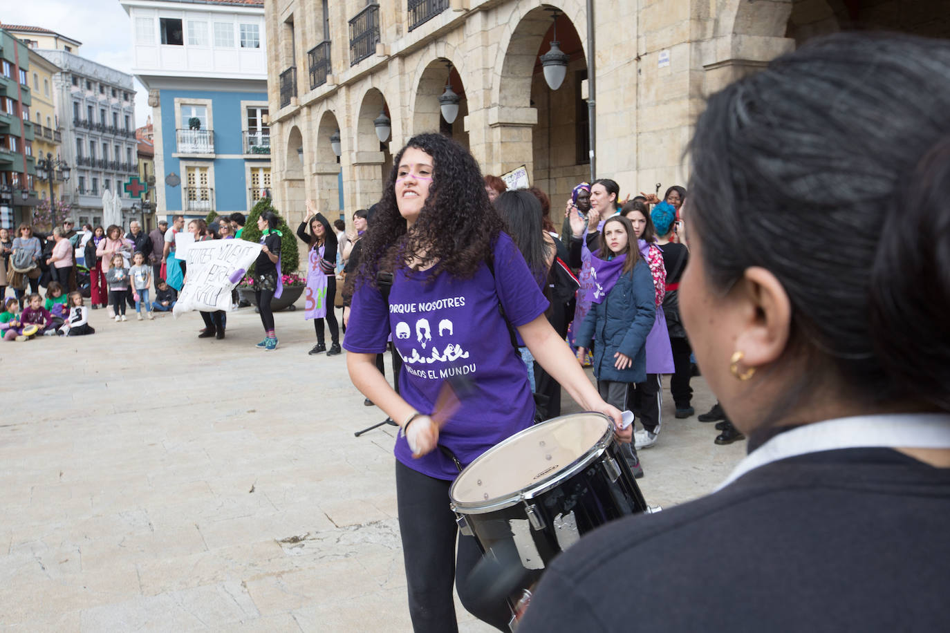 Cientos de personas han salido a las calles de Avilés este 8M para reivindicar la igualdad de derechos entre hombres y mujeres. Castrillón también ha celebrado una concentración feminista este domingo para conmemorar el Día Internacional de la Mujer. 
