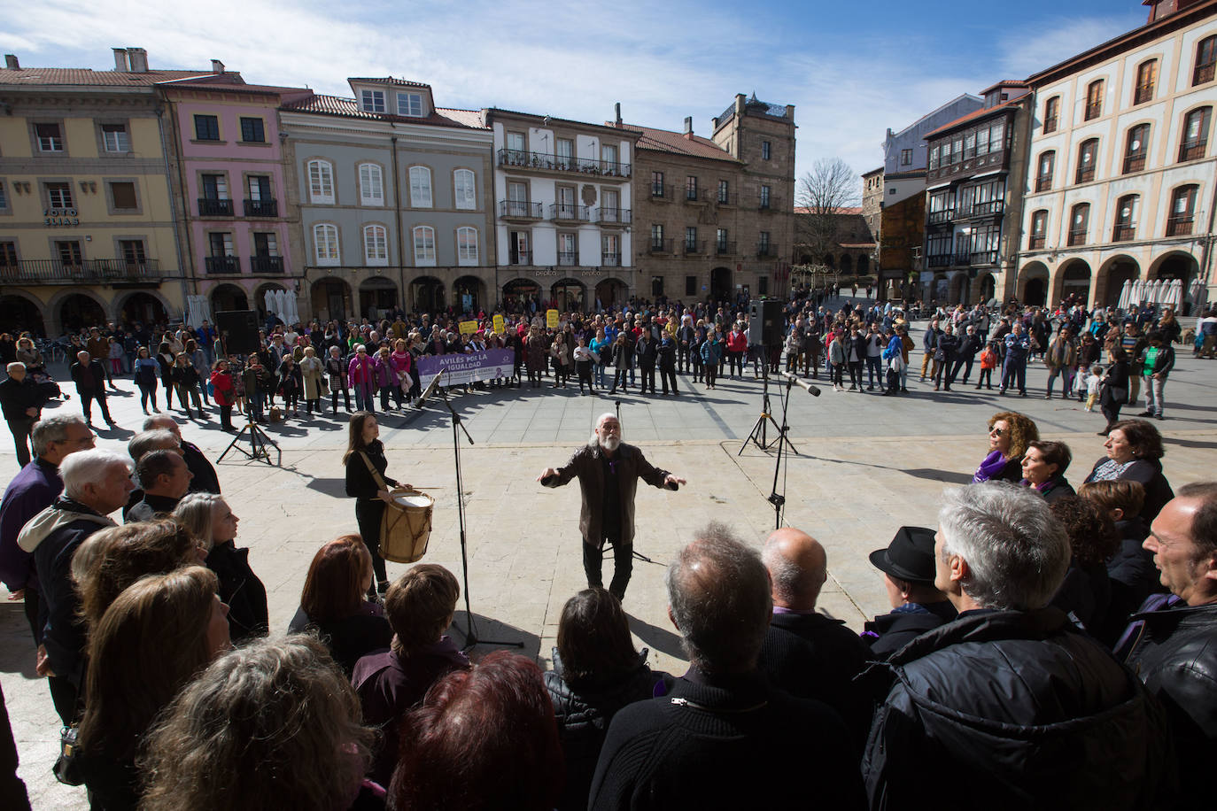 Cientos de personas han salido a las calles de Avilés este 8M para reivindicar la igualdad de derechos entre hombres y mujeres. Castrillón también ha celebrado una concentración feminista este domingo para conmemorar el Día Internacional de la Mujer. 