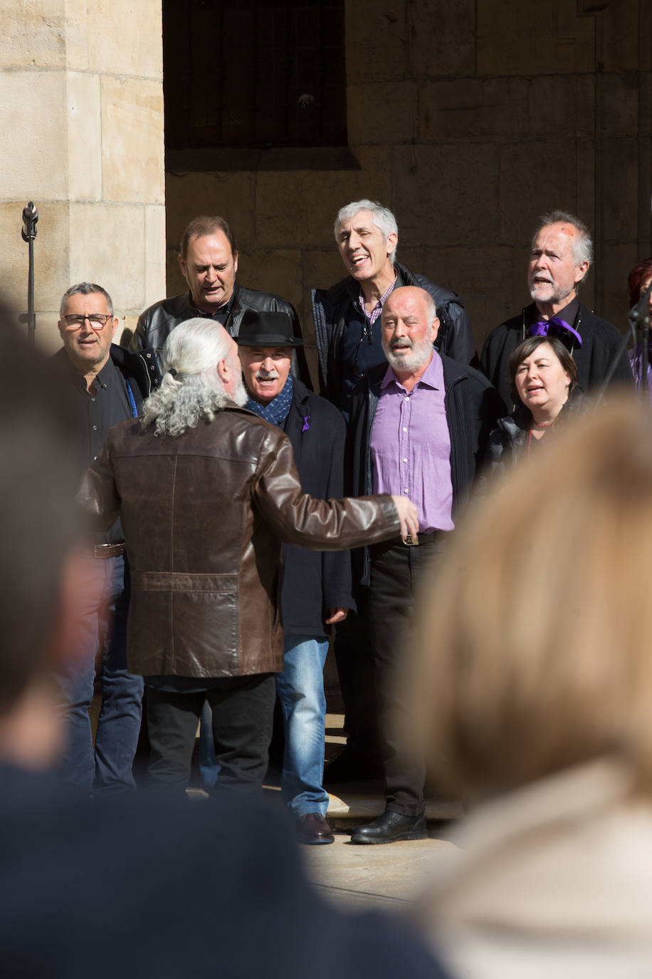 Cientos de personas han salido a las calles de Avilés este 8M para reivindicar la igualdad de derechos entre hombres y mujeres. Castrillón también ha celebrado una concentración feminista este domingo para conmemorar el Día Internacional de la Mujer. 