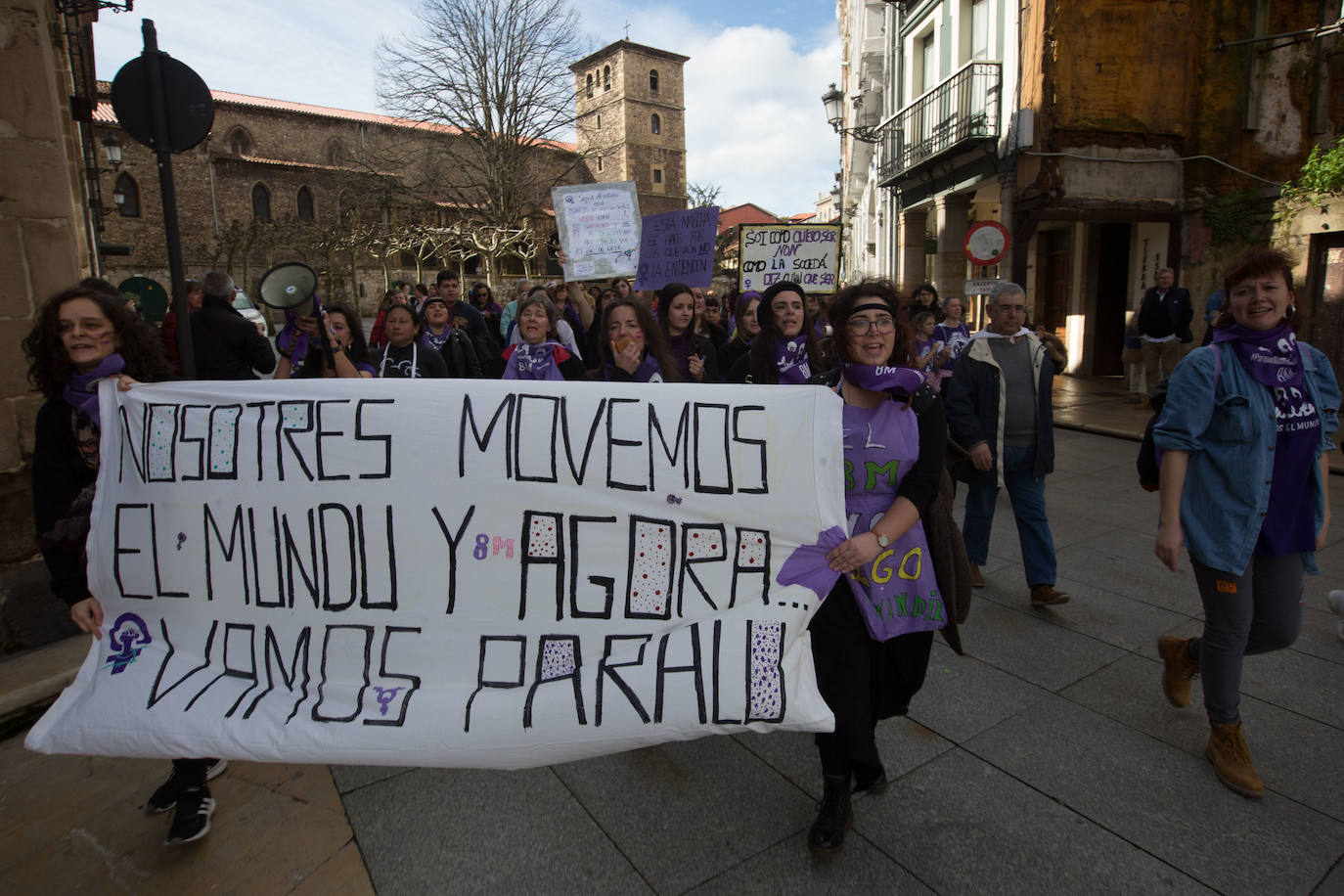 Cientos de personas han salido a las calles de Avilés este 8M para reivindicar la igualdad de derechos entre hombres y mujeres. Castrillón también ha celebrado una concentración feminista este domingo para conmemorar el Día Internacional de la Mujer. 