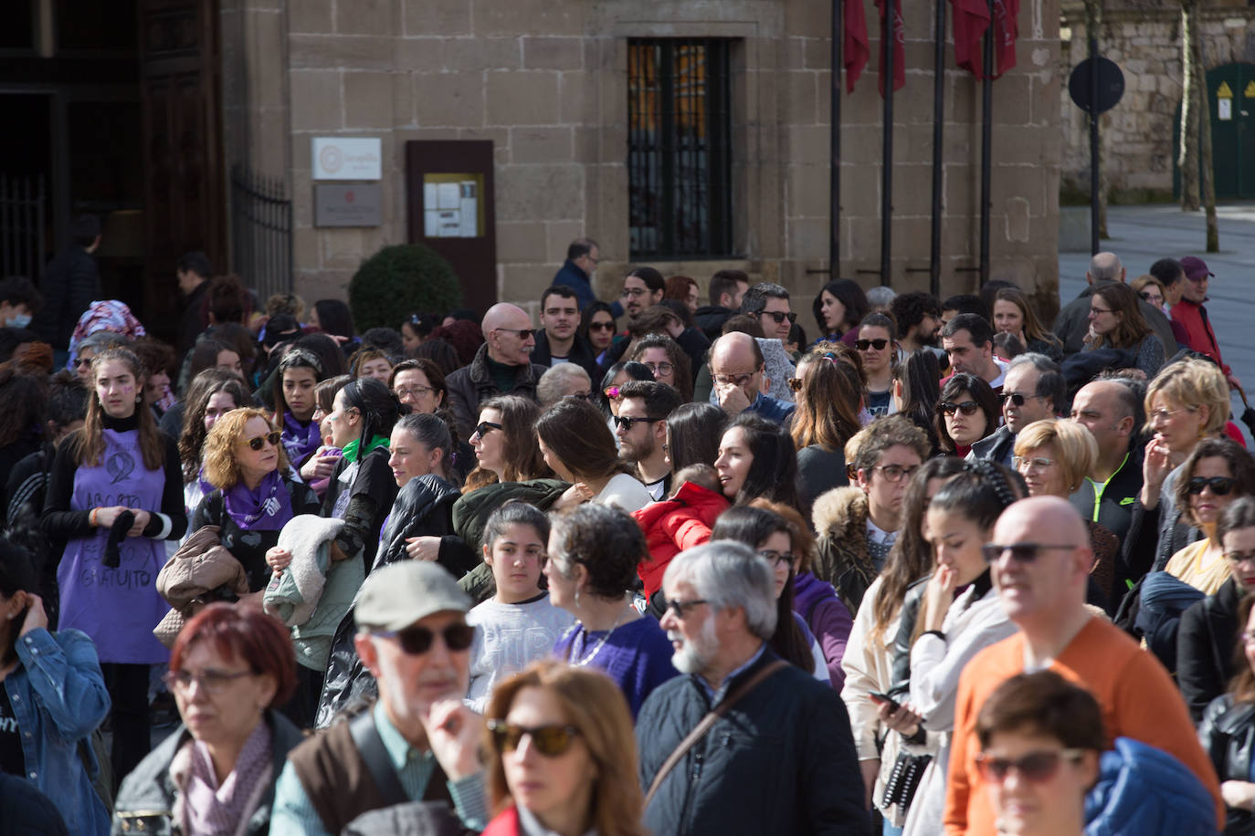 Cientos de personas han salido a las calles de Avilés este 8M para reivindicar la igualdad de derechos entre hombres y mujeres. Castrillón también ha celebrado una concentración feminista este domingo para conmemorar el Día Internacional de la Mujer. 