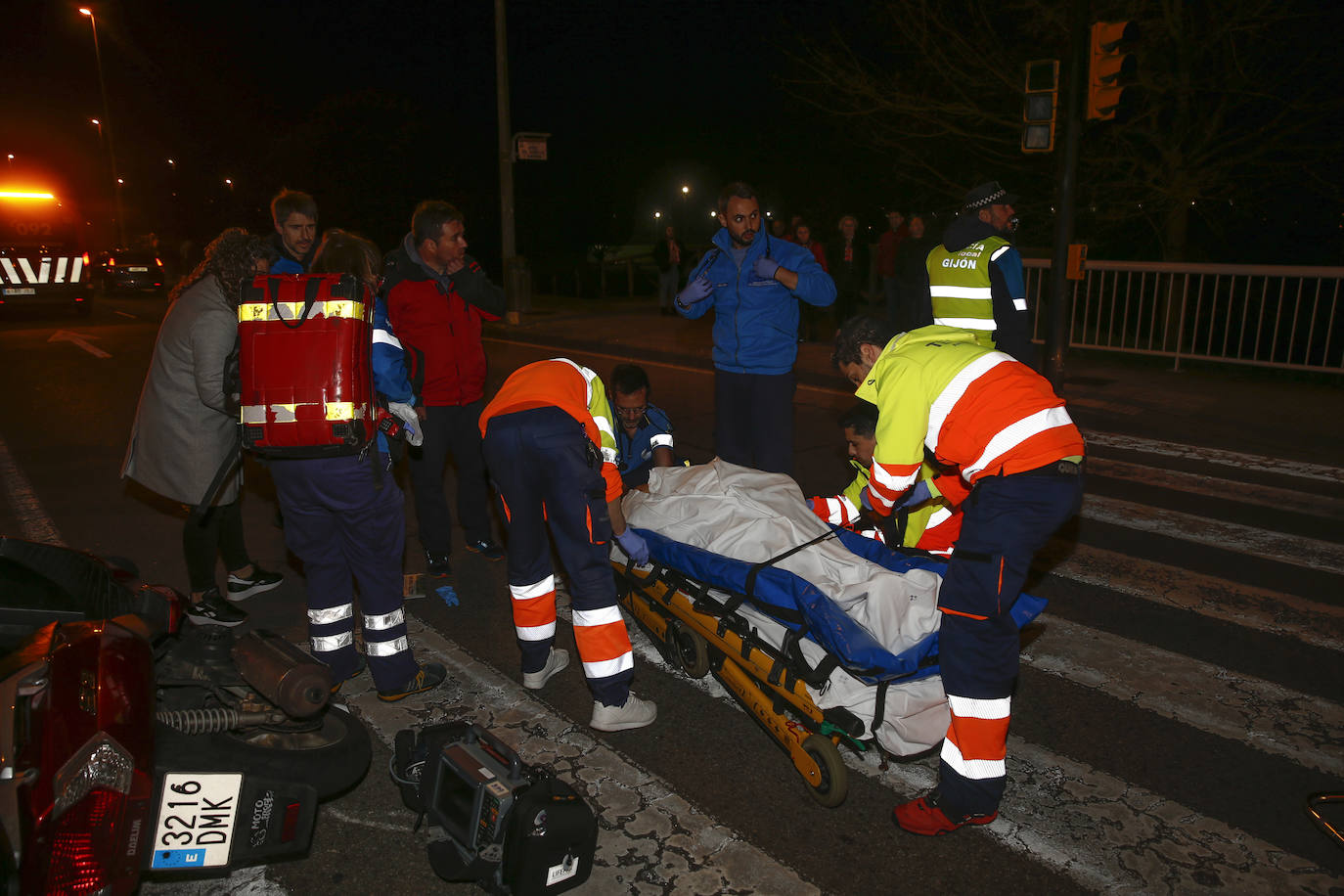 Un motorista arrolló al hombre mientras cruzaba un paso de peatones