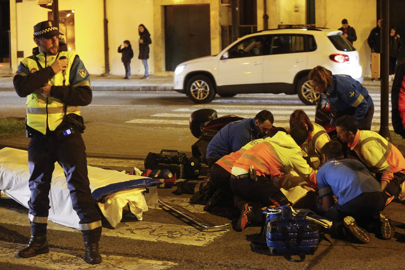 Un motorista arrolló al hombre mientras cruzaba un paso de peatones