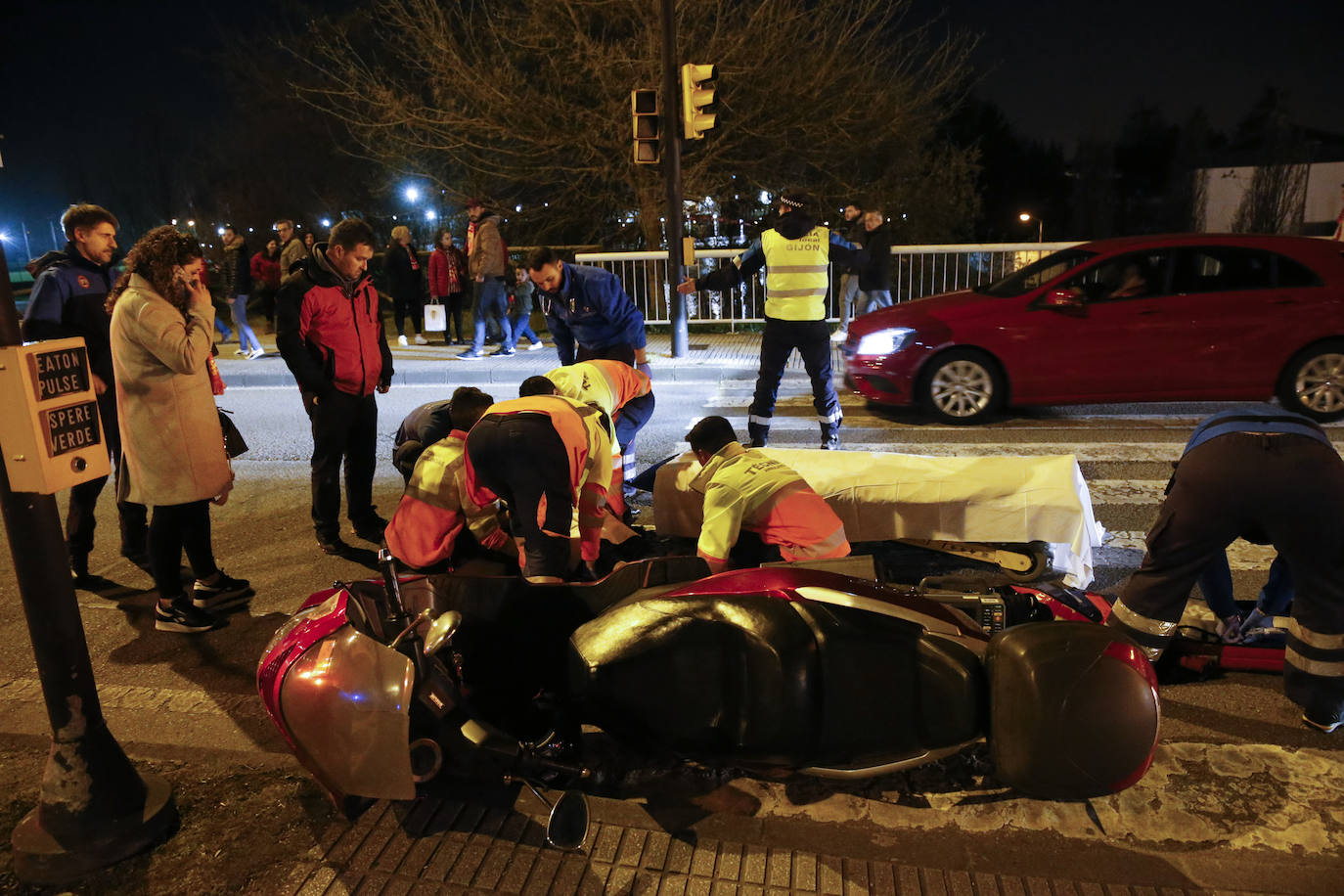 Un motorista arrolló al hombre mientras cruzaba un paso de peatones