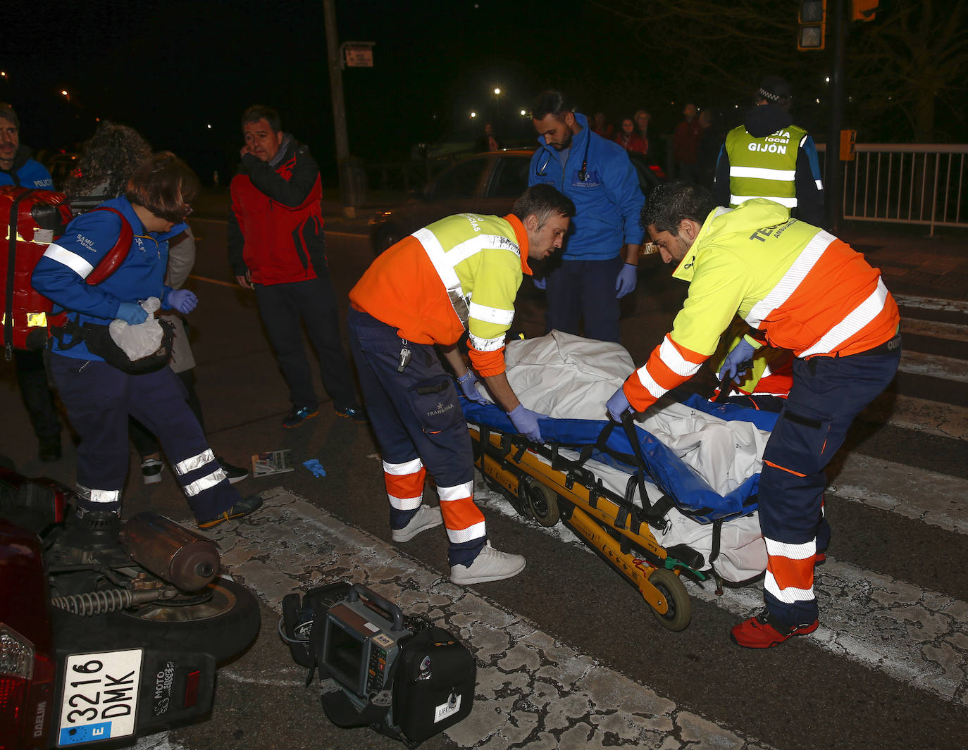 Un motorista arrolló al hombre mientras cruzaba un paso de peatones