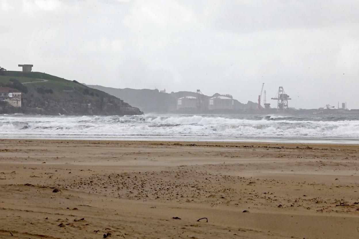 Playa de San Lorenzo, en uno de los días de temporal de esta semana, con el puerto y la regasificadora al fondo. 