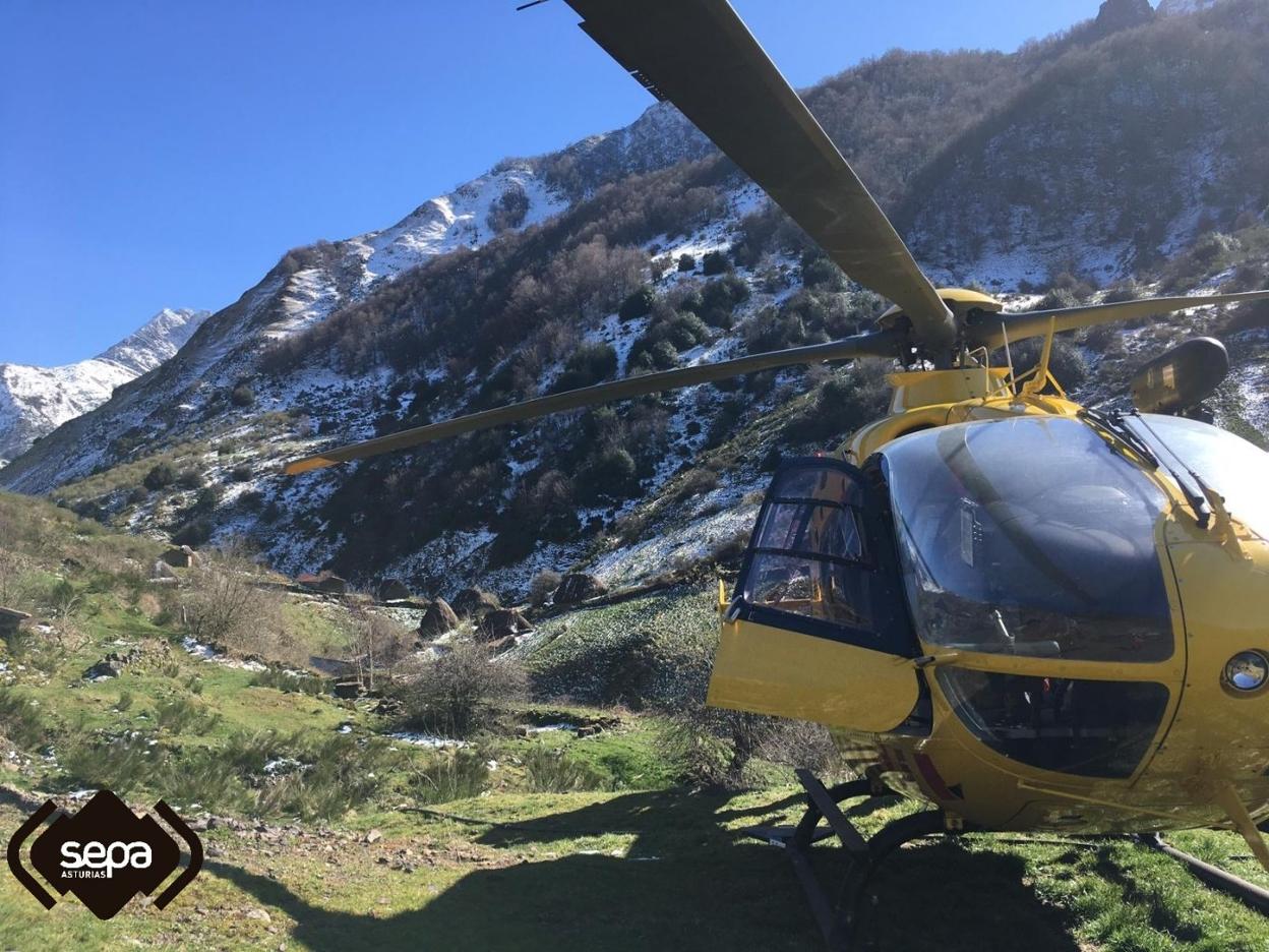 El helicóptero del Grupo de Rescate de Bomberos de Asturias, en la braña de La Pornacal. 