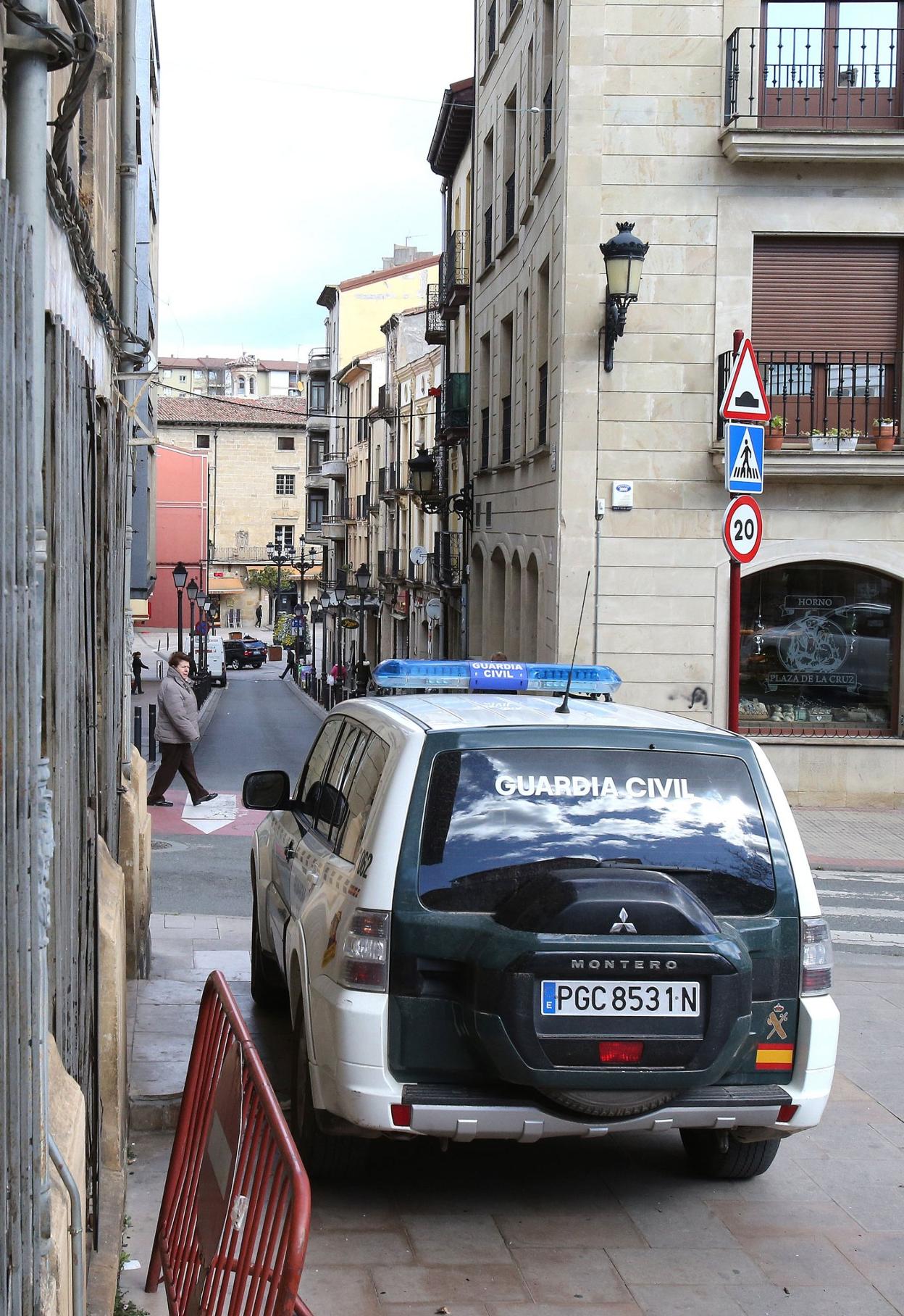 La Guardia Civil vigila uno de los barrios donde se encuentra el foco del virus en la localidad de Haro. 