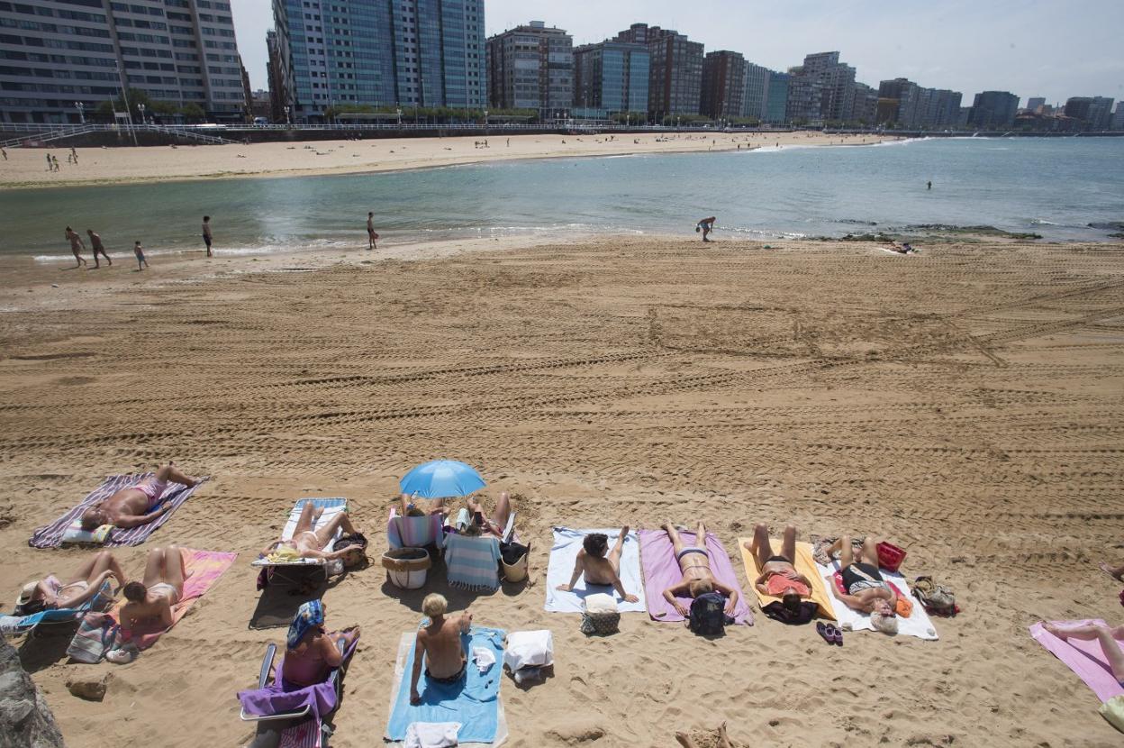 El Tostaderu en 2016, tras bascularle arena de la zona intermareal de la propia playa. 