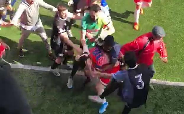 Secuencia en la que se observa un momento de la agresión entre los jugadores de ambos equipos. 