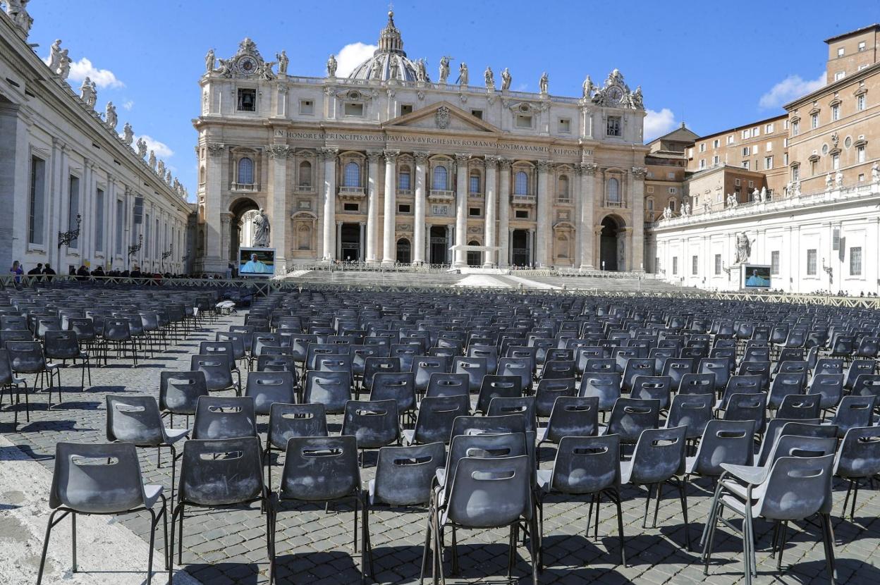 Inédita imagen dominical de la plaza de San Pedro llena de sillas pero sin gente por las recomendaciones contra el coronavirus. 