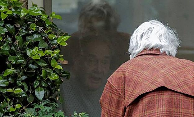 Conmovedora imagen de una anciana visitando a su marido en cuarentena por el coronavirus
