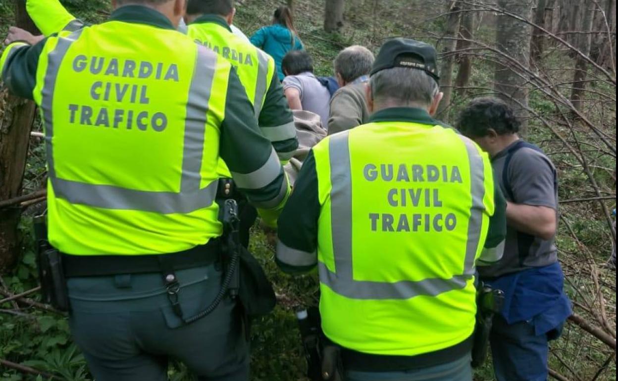 Herida grave tras salirse de la vía en una carretera local de Somiedo