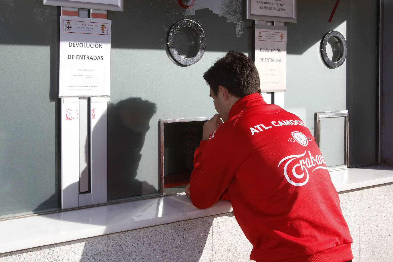 Todos los partidos de las dos próximas jornadas de Liga, tanto de Primera como de Segunda División, se disputarán a puerta cerrada para prevenir la propagación del coronavirus. El Sporting había vendido ya 250 localidades para el encuentro que se disputará el sábado en Riazor, por lo que este martes ha procedido a la devolución del importe. 