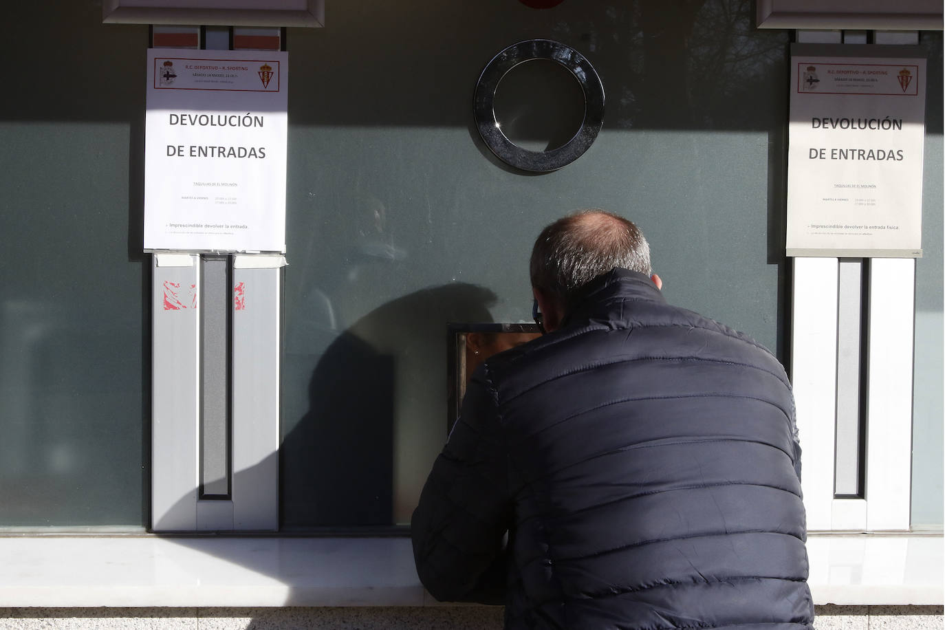 Todos los partidos de las dos próximas jornadas de Liga, tanto de Primera como de Segunda División, se disputarán a puerta cerrada para prevenir la propagación del coronavirus. El Sporting había vendido ya 250 localidades para el encuentro que se disputará el sábado en Riazor, por lo que este martes ha procedido a la devolución del importe. 