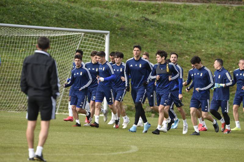 Los jugadores del Real Oviedo han entrenado este martes para preparar el próximo encuentro contra la Ponferradina en el Carlos Tartiere. 