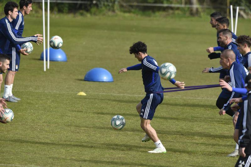 Los jugadores del Real Oviedo han entrenado este martes para preparar el próximo encuentro contra la Ponferradina en el Carlos Tartiere. 