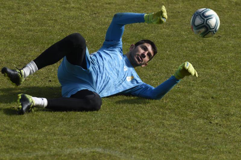 Los jugadores del Real Oviedo han entrenado este martes para preparar el próximo encuentro contra la Ponferradina en el Carlos Tartiere. 