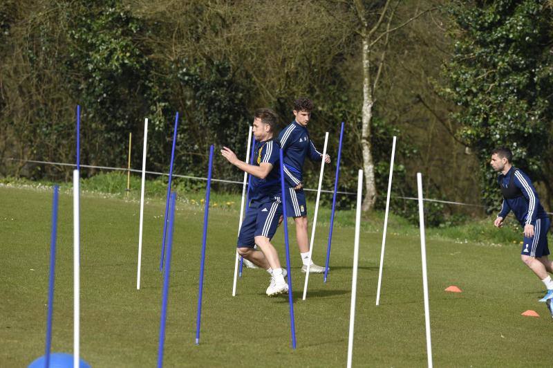 Los jugadores del Real Oviedo han entrenado este martes para preparar el próximo encuentro contra la Ponferradina en el Carlos Tartiere. 