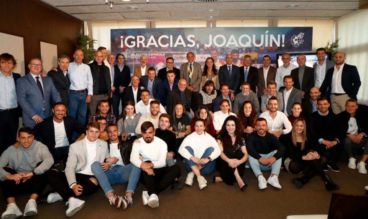 Joaquín, en el centro, rodeado por los responsables federativos, compañeros y discípulos. 