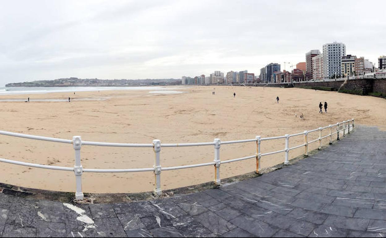 Vista panorámica del arenal de San Lorenzo, con efecto 'ojo de pez', tomada desde la Rampla de la escalera 2. juan carlos tuero