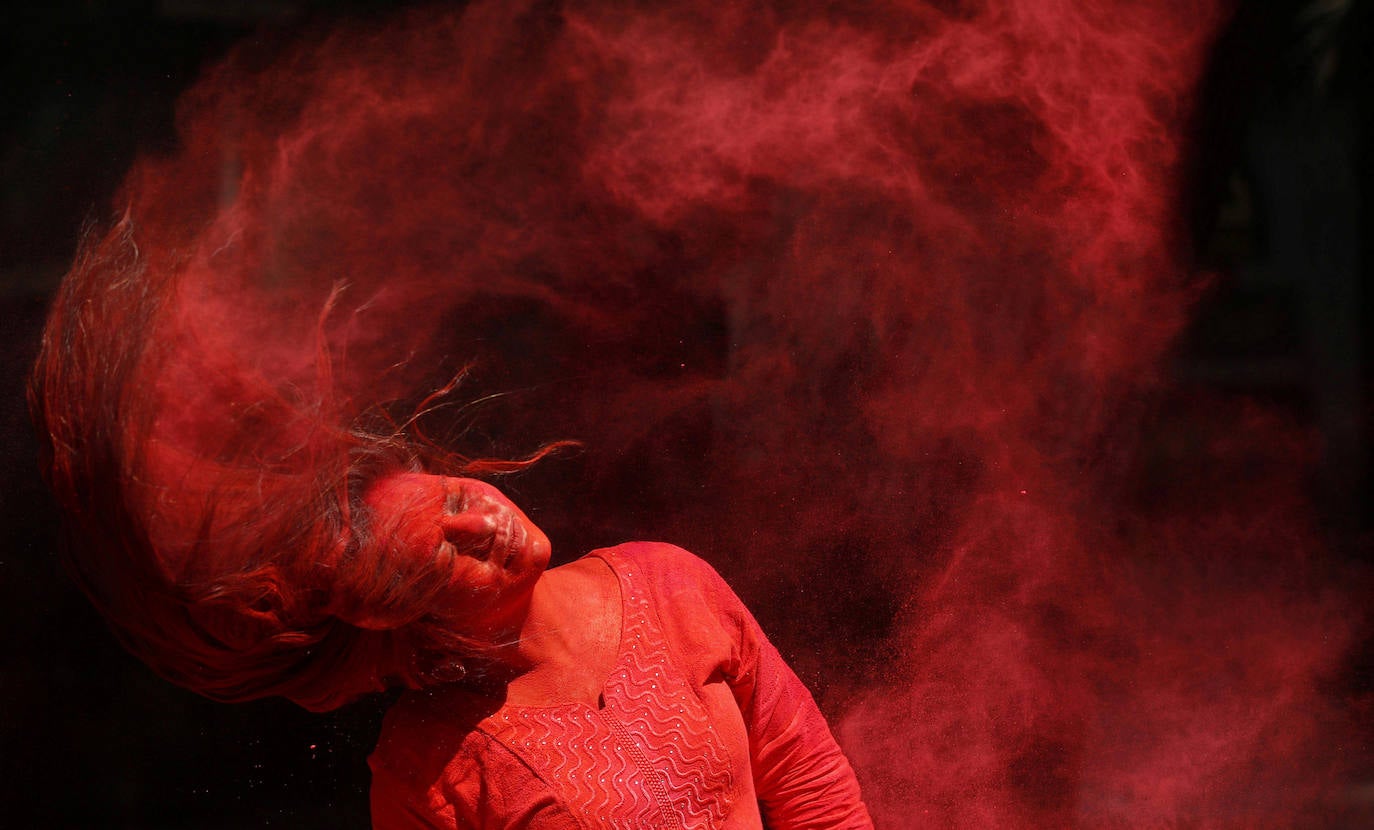 La ciudad india cumplió con el tradicional festival de color que se celebra cada primavera. Esta cita, también muy popular en Nepal, es conocida igualmente como la fiesta del amor o de los colores y, aunque se trata de una fiesta muy antigua en la cultura india, se ha extendido por otros puntos de Europa y América. 