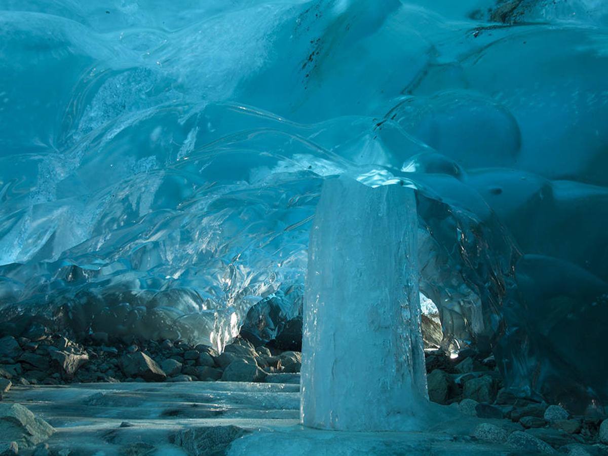 Hay muchas maneras de ver el mundo. Existen rutas turísticas pensadas para los amantes de la gastronomía, otras para los que buscan experiencias de sol y playa, para los apasionados del cine, la literatura... Pero también hay quien opta por viajar para disfrutar de la fotografía y de los paisajes que regala la naturaleza, como estos llamativos y diferentes lugares donde el color se convierte en el protagonista. En imagen uno de ellos, el delta del río Liaohe, la playa roja de China. 