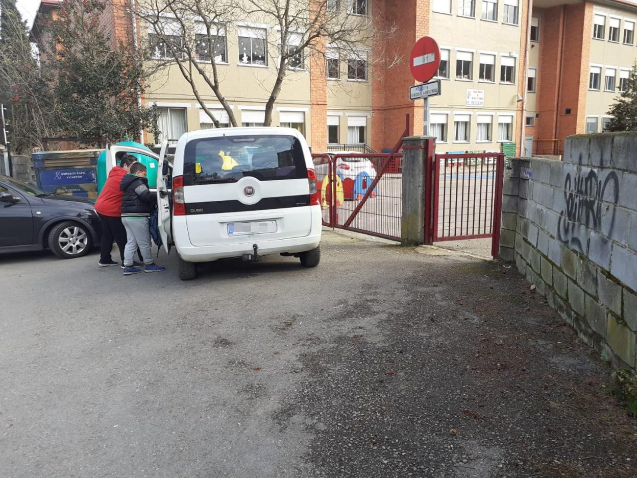 El menor y su madre, llegando al colegio El Bosquín en taxi. 