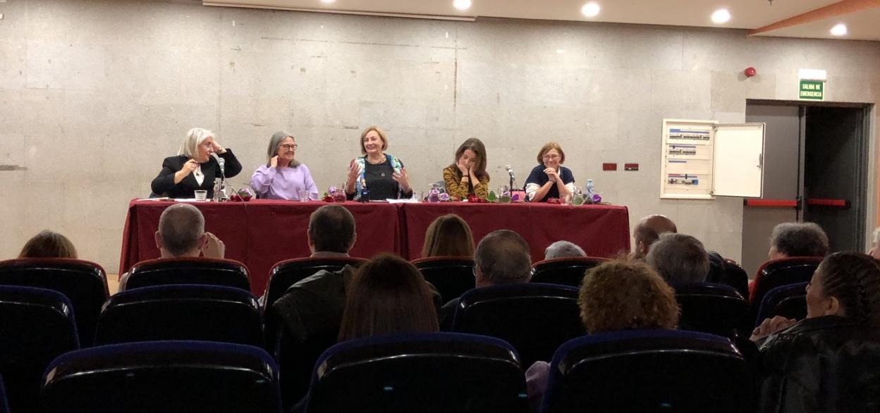 La alcaldesa participó ayer en un coloquio en La Coruña. 