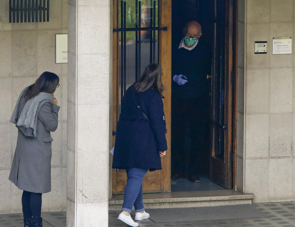 El director de la Fundación Masaveu, ayer, con mascarilla y guantes de látex . 