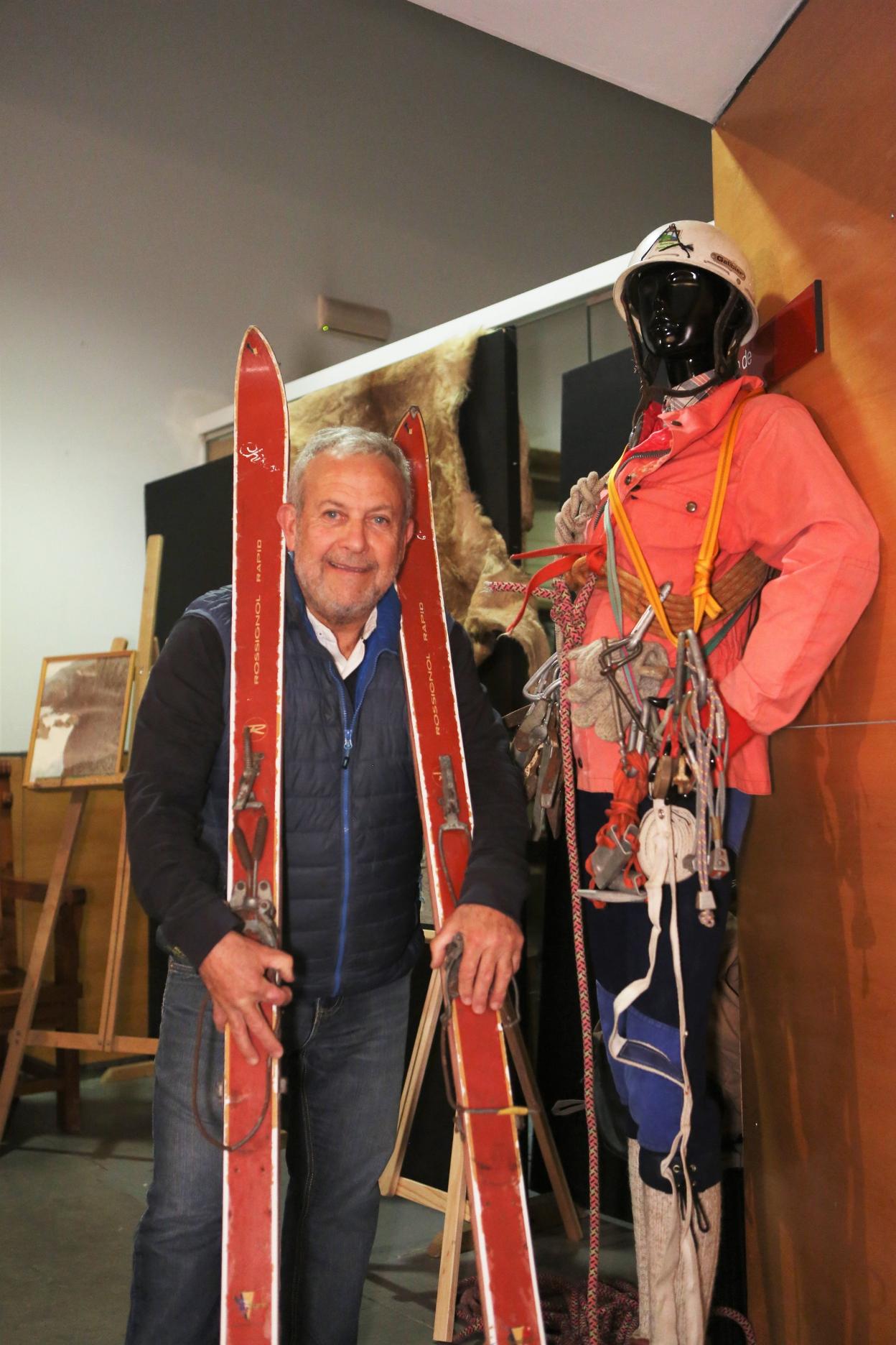 Anselmo Menéndez con su antiguo material en Cangas. 