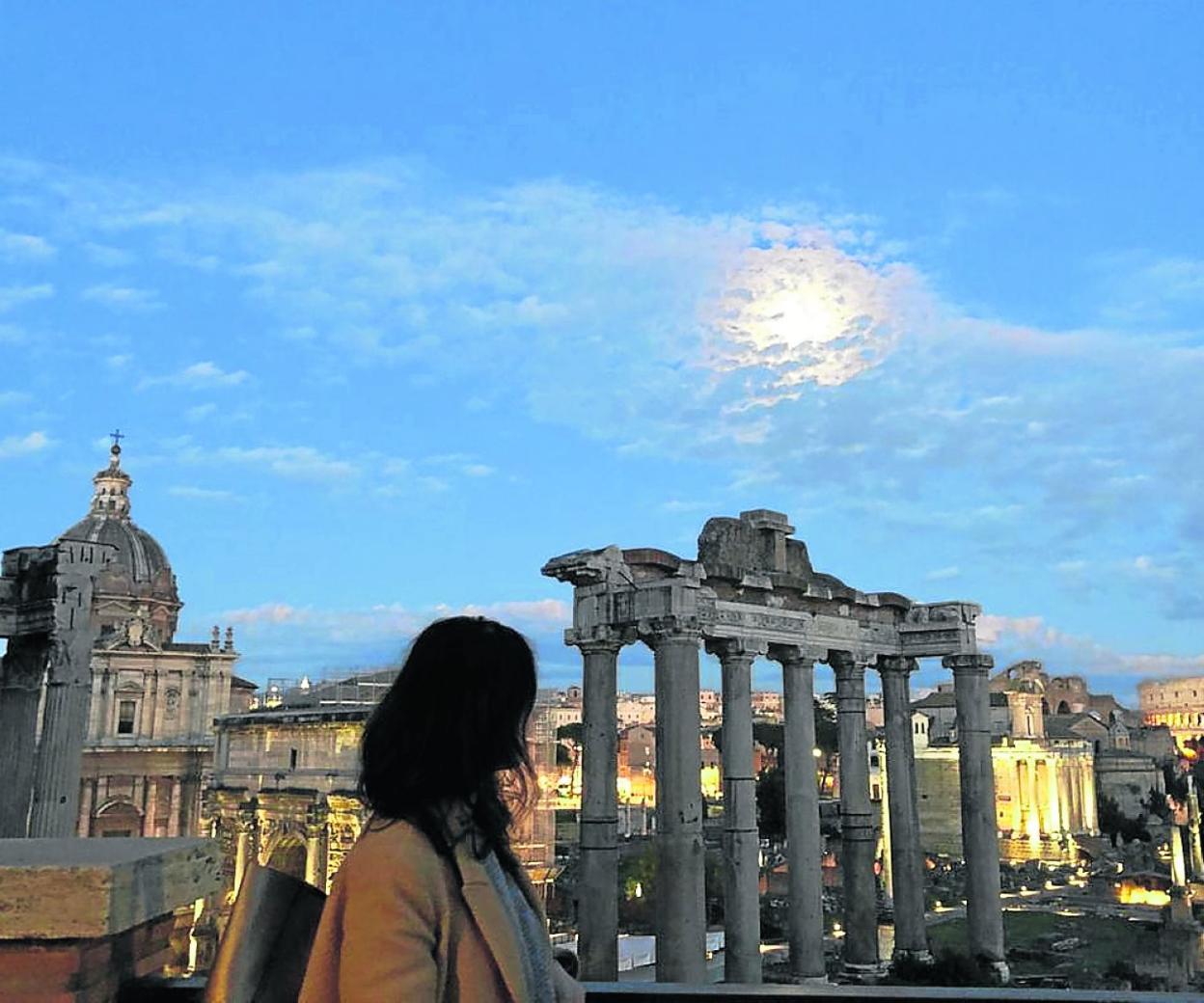 Pilar Rodríguez, de visita a Roma, prefiere no mostrar el rostro para que no le afecte laboralmente. 