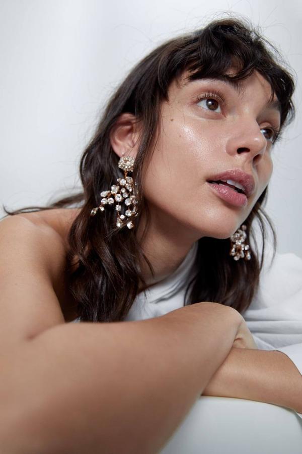 Pendientes joya en color dorado de Zara, 15,95 euros.