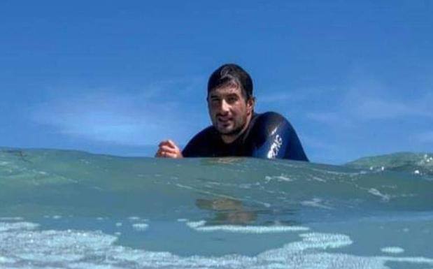 Imagen de Pablo Juan Sánchez, en la mar, sobre una tabla de surf.