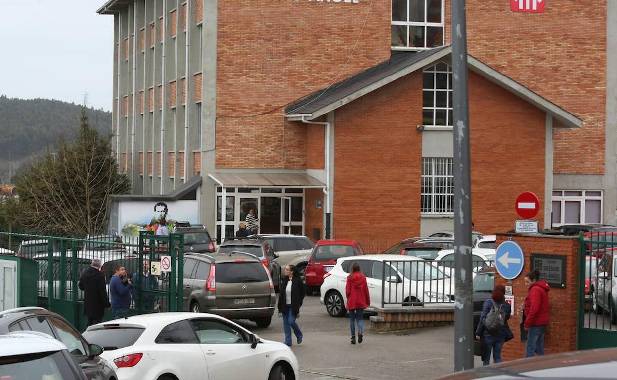 Las familias ya han comenzado a recoger a sus hijos.