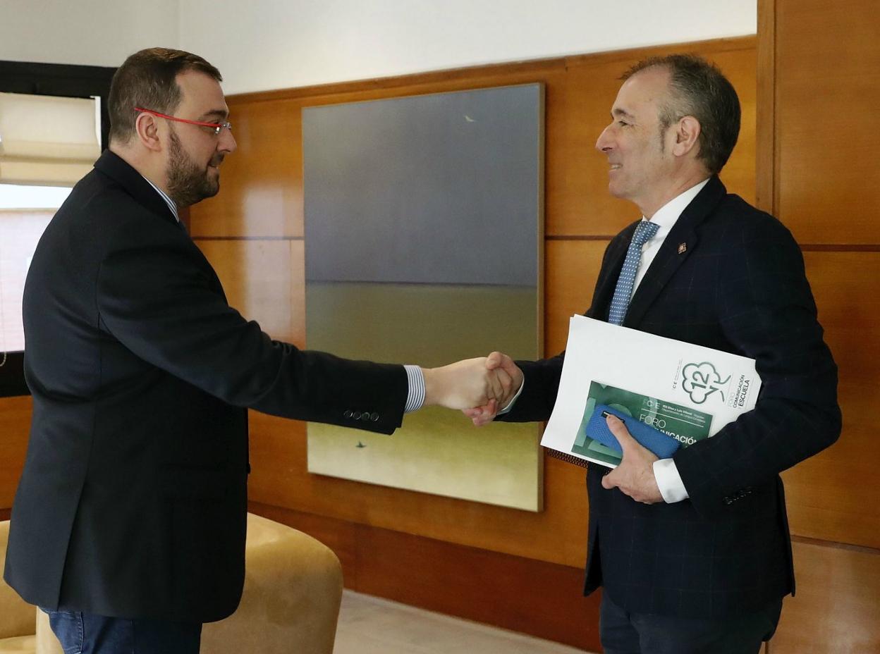 Adrián Barbón y el coordinador del Foro, Luis Felipe Fernández. 