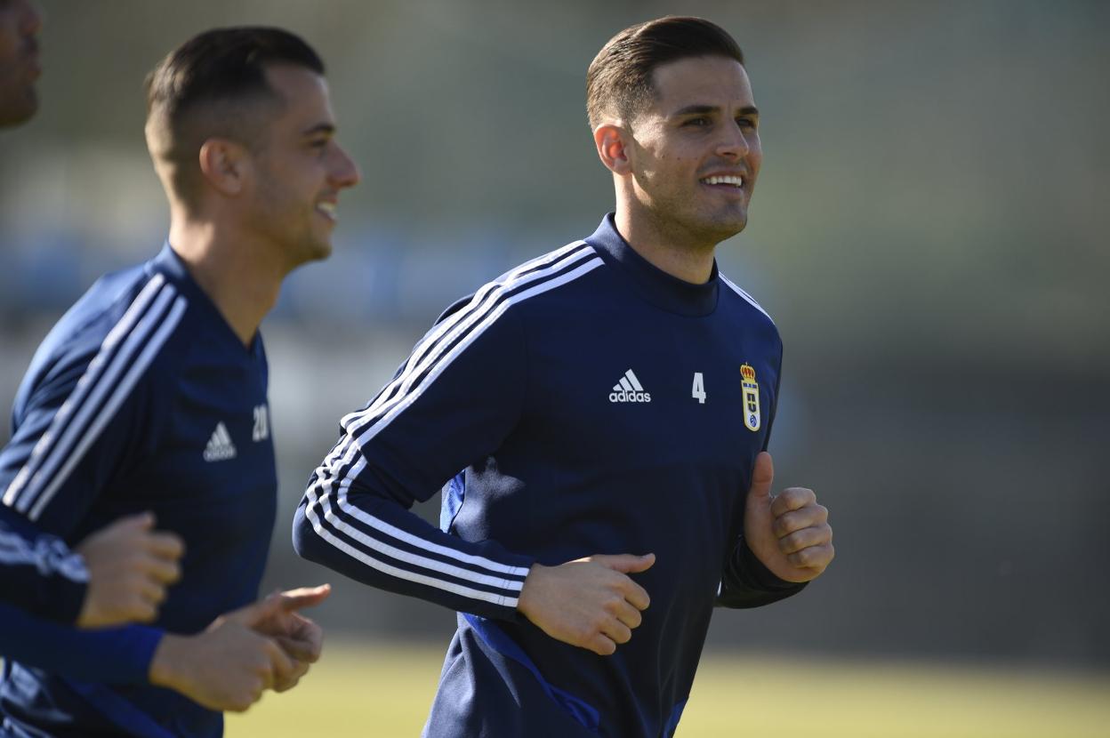 Luismi, durante el calentamiento en la sesión de ayer. 