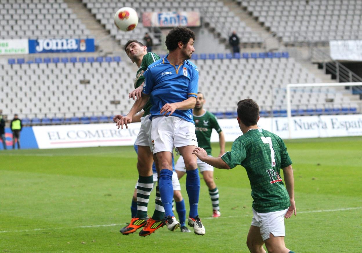 Eneko salta por un balón en el duelo disputado ante el Racing, a puerta cerrada. 