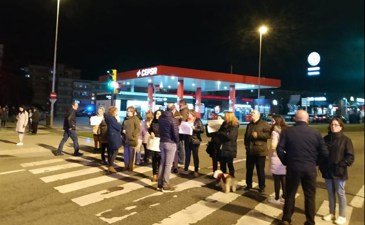 Miembros de la Asociación de Vecinos Santiago, durante su protesta junto a la gasolinera de Foro. 