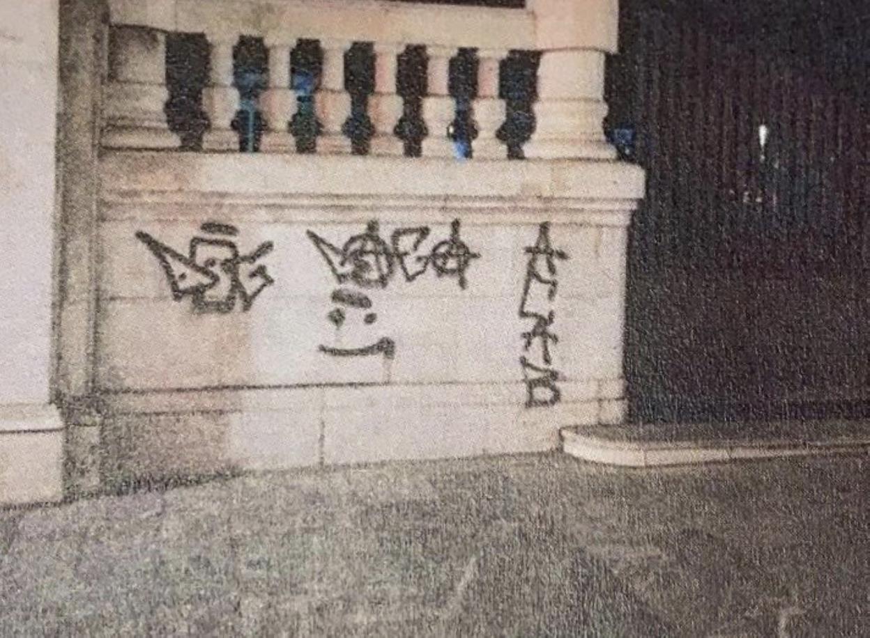 Pintada en el edificio administrativo de la antigua Pescadería. 