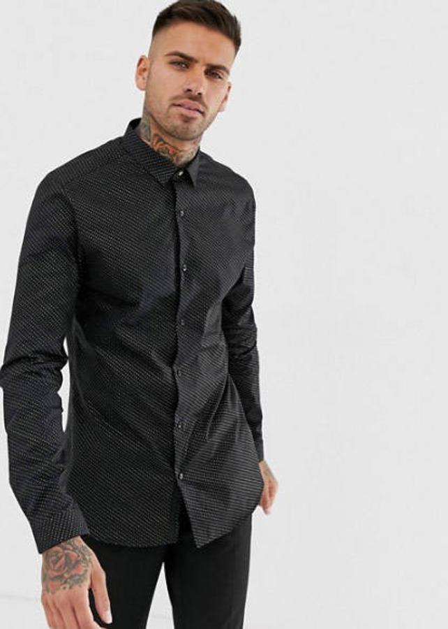 Camisa con corte slim en color negro y con lunares mini brillantes de River Island, 18,99 euros.