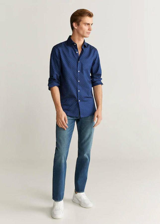 Camisa slim de algodón y lunares de Mango, 29,99 euros.