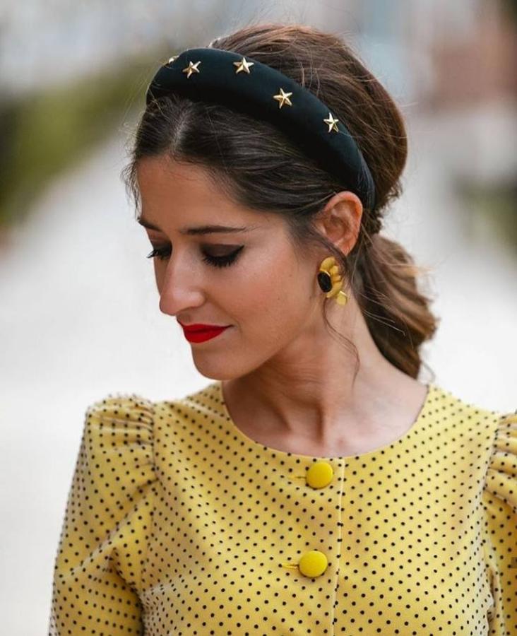 Es el peinado que más estiliza a todos los tipos de rostro, versátil, cómoda, elegante, se adapta a cualquier look y ya se posiciona como el nuevo peinado de invitada tendencia para este 2020. Así que si ya estás pensando en qué peinado lucir para tu próxima boda o evento, no tengas dudas porque la coleta es todo lo que necesitas. Y lo mejor, es que en los últimos años este peinado se ha ido renovando, dando lugar a algunas de las versiones más originales. Estas son algunas de ellas ¿Con cuál te quedas?