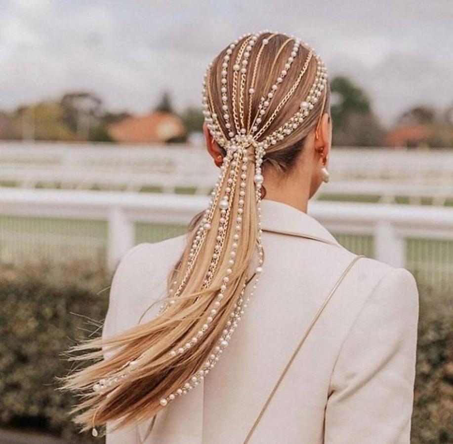 Es el peinado que más estiliza a todos los tipos de rostro, versátil, cómoda, elegante, se adapta a cualquier look y ya se posiciona como el nuevo peinado de invitada tendencia para este 2020. Así que si ya estás pensando en qué peinado lucir para tu próxima boda o evento, no tengas dudas porque la coleta es todo lo que necesitas. Y lo mejor, es que en los últimos años este peinado se ha ido renovando, dando lugar a algunas de las versiones más originales. Estas son algunas de ellas ¿Con cuál te quedas?