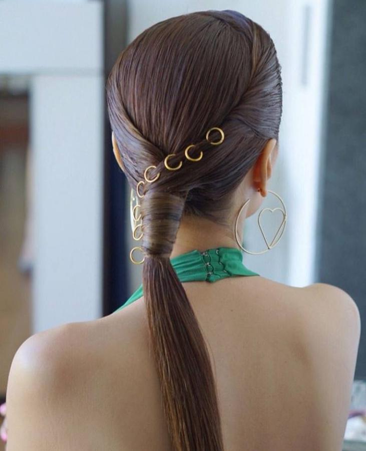 Es el peinado que más estiliza a todos los tipos de rostro, versátil, cómoda, elegante, se adapta a cualquier look y ya se posiciona como el nuevo peinado de invitada tendencia para este 2020. Así que si ya estás pensando en qué peinado lucir para tu próxima boda o evento, no tengas dudas porque la coleta es todo lo que necesitas. Y lo mejor, es que en los últimos años este peinado se ha ido renovando, dando lugar a algunas de las versiones más originales. Estas son algunas de ellas ¿Con cuál te quedas?