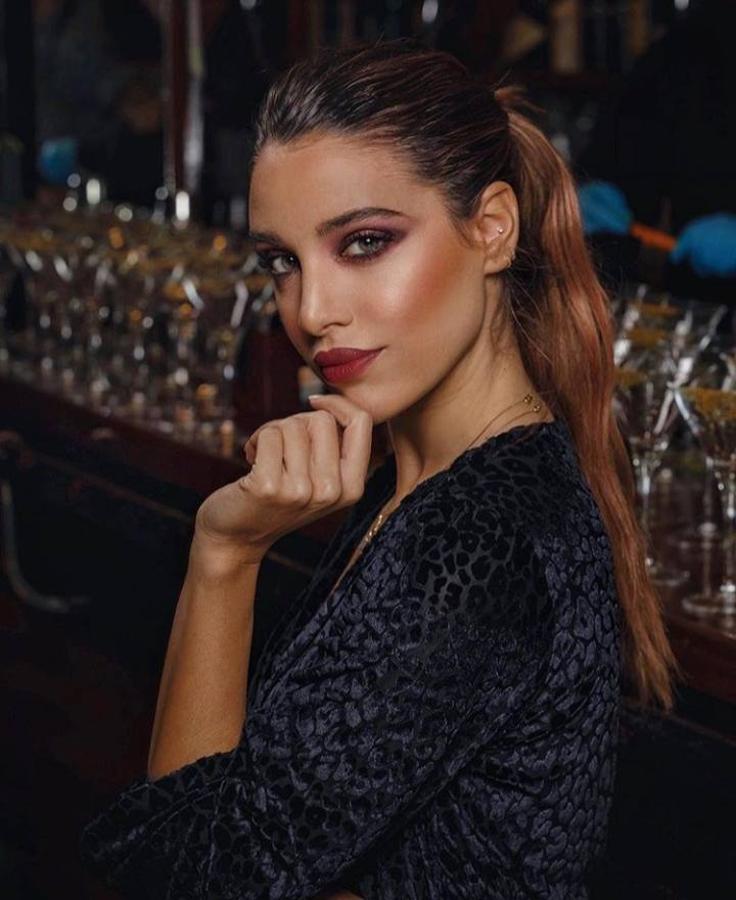 Es el peinado que más estiliza a todos los tipos de rostro, versátil, cómoda, elegante, se adapta a cualquier look y ya se posiciona como el nuevo peinado de invitada tendencia para este 2020. Así que si ya estás pensando en qué peinado lucir para tu próxima boda o evento, no tengas dudas porque la coleta es todo lo que necesitas. Y lo mejor, es que en los últimos años este peinado se ha ido renovando, dando lugar a algunas de las versiones más originales. Estas son algunas de ellas ¿Con cuál te quedas?