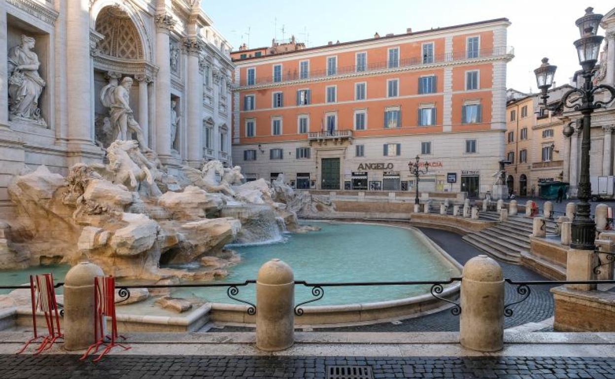 Roma es una ciudad fantasma por el coronavirus. La Fontana de Trevi, sin turistas.