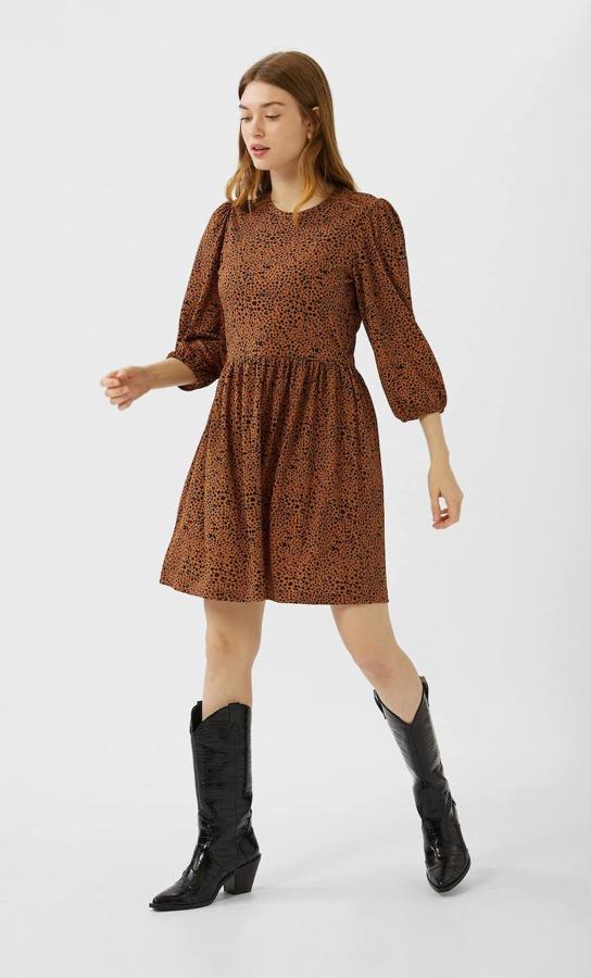 Vestido corto con manga abullonada de Stradivarius, 15,99 euros.